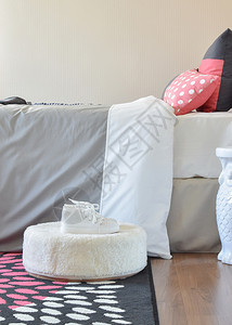 现代儿童卧室家里有红色枕头和鞋子的红色枕头和鞋子图片