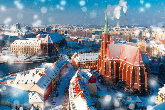 冬季早上沃克洛夫的空中观察奥斯特罗图姆基与圣十字教堂和约翰大巴塞洛穆的空中观察图片