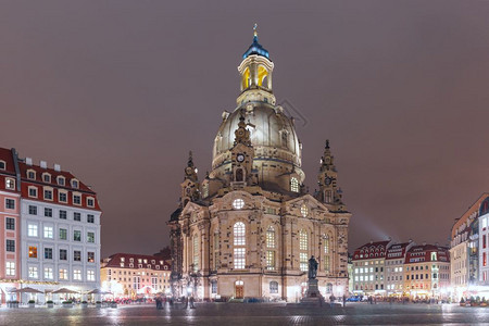 Frauenkirche晚上在德国累斯顿萨克森州累斯顿市的圣母AkaFrauenkirche路德图片