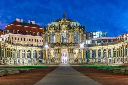 在德国累斯顿的夜晚ZwingerRococo风格的宫殿和德国东部萨克森州德累斯顿的夜晚Zwinger图片