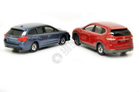 白色背景的小型蓝和红玩具车图片