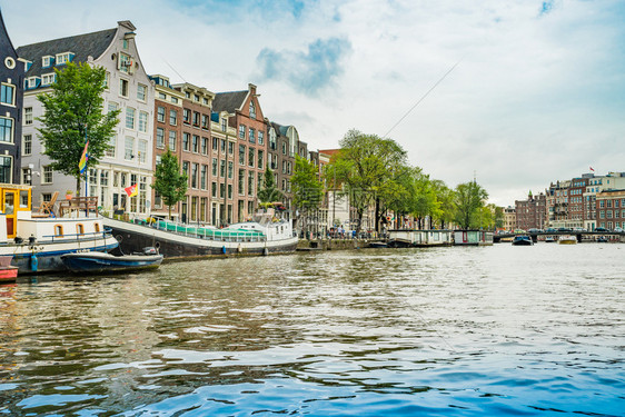 荷兰阿姆斯特丹2017年9月5日2017年9月5日在美丽的夏中阿姆斯特丹的运河图片
