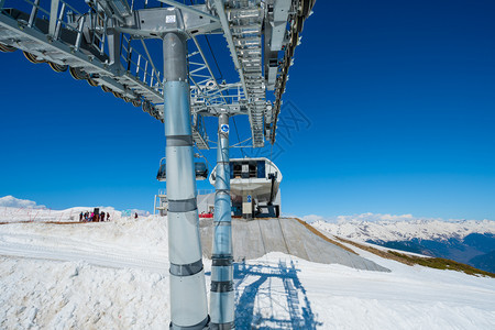 俄罗斯索契2017年5月日克拉斯纳亚波的滑雪胜地高尔基戈罗德滑雪胜地的斜坡图片