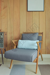 带木壁背景的轻松休息椅装有回型饰的木壁背景图片