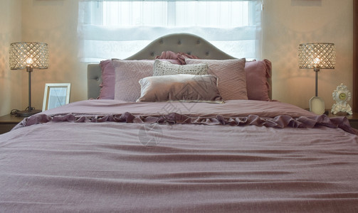卧室床上大量棉麻枕头图片