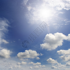 蓝色天空中明亮的太阳白云中弥漫着图片