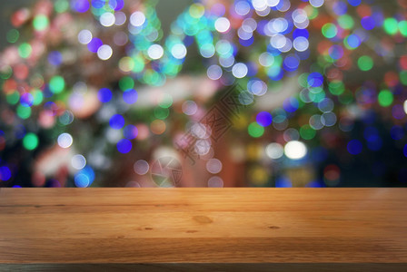 在抽象的bokeh背景面前的空木桌可用于显示或添加您的产品装上以显示产品圣诞节新年庆祝活动图片
