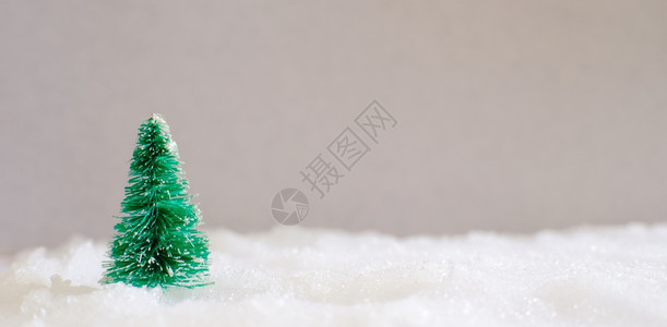 在雪中装上小手工礼品盒的圣诞家居装饰覆盖迷你长青森林和用于复制空间的bokeh光图片