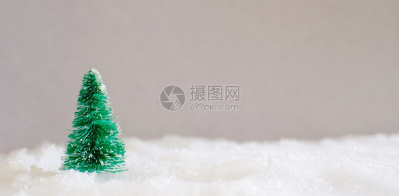 在雪中装上小手工礼品盒的圣诞家居装饰覆盖迷你长青森林和用于复制空间的bokeh光图片