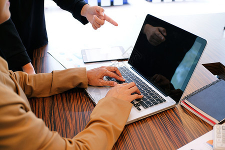 临时工女商人在网上用笔记本电脑工作手放在键盘上图片