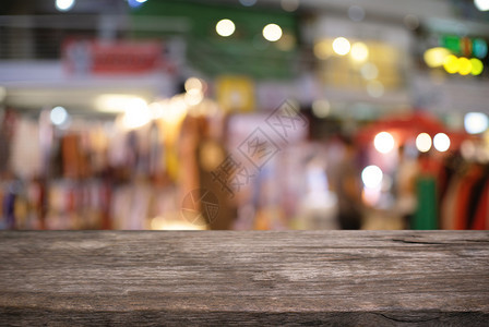 空木板桌顶和夜市背景选择焦点的模糊度图片