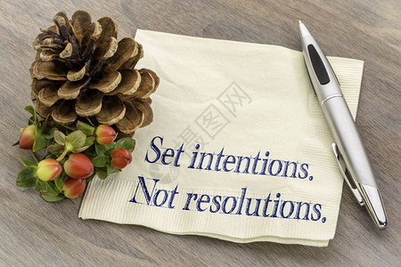 设定意图不是决议新年目标概念用松果在餐巾纸上写字图片
