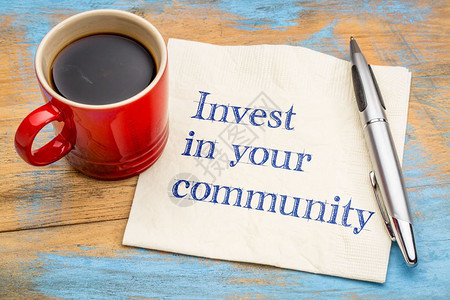 在你的社区投资笔迹在餐巾纸上加一杯咖啡图片