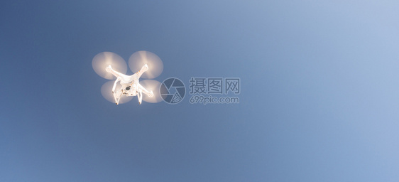 一架小型无人驾驶飞行器在空中飞行图片