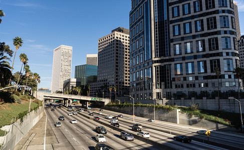 汽车和通勤在高速公路上穿过洛杉矶市中心图片
