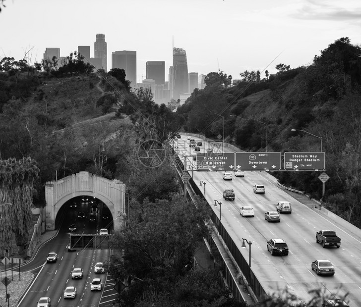 通讯员来去的汽车在洛杉矶的加利福尼亚市中心图片