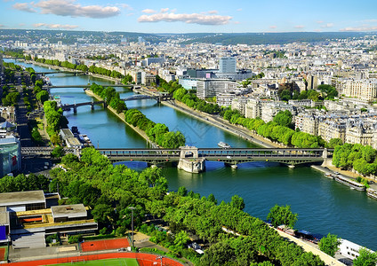 巴黎和塞纳河的航空全景图片