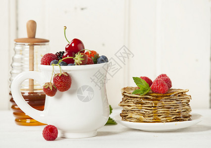 混合浆果和煎饼堆叠着浆果和蜂蜜图片