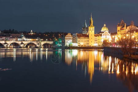 布拉格伏尔塔瓦河和查尔斯桥夜景图片