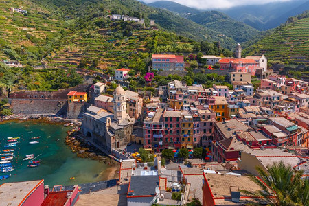 意大利古里亚州CinqueTerre的Vernazza全景意大利古里亚州CinqueTerre公园五地Vernazza渔村的空中图片