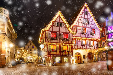法国阿尔萨斯科勒马市尔老城古的Alsatian半平板房屋在法国阿尔萨斯的雪地圣诞节夜装饰和照亮图片