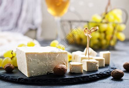 茶桌上的葡萄酒奶酪和图片