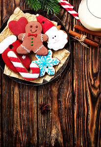 圣诞节树和各种形状的饼干背景图片