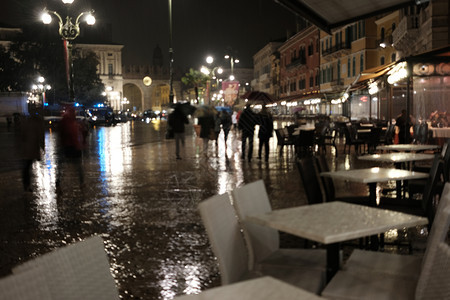 欧洲雨之夜老城市脱离焦点背景背景图片