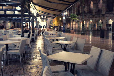 旧欧洲夜市咖啡厅风景意大利维罗纳图片
