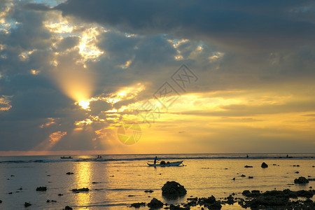 马尔代夫的海面日落图片