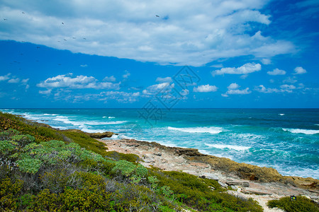 海浪在墨西哥野石滩岩上撞击海浪热带洋放松图片