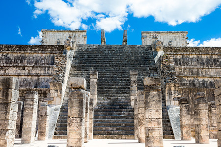 墨西哥ChichenItza废墟中的勇士圣殿景象图片