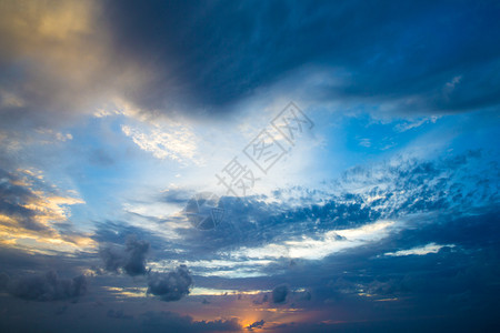 日落阳光照耀天空乌云和太阳照耀图片