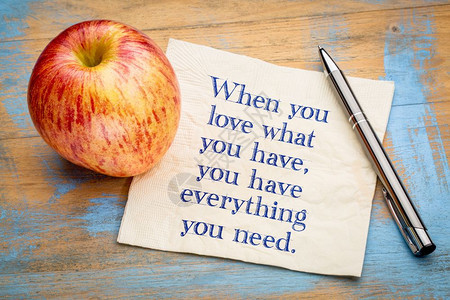 当你爱拥有的东西需要的一切在餐巾纸上用新鲜苹果在呼吸上的笔迹图片