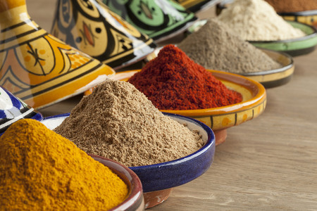 摩洛哥多种彩色陶瓷标签中多种摩洛哥粉末药草品种的封闭图片