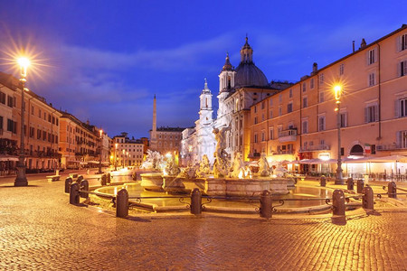 晚上在意大利罗马的纳沃广场著名的沃广场海王星喷泉图片