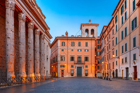位于罗马历史中心的皮耶特拉广场左边是哈德里安寺的左侧殖民地早上在意大利图片