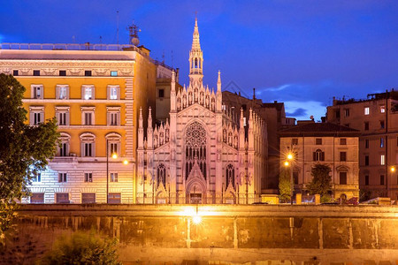 意大利罗马普拉蒂圣心教堂意大利罗马蒂贝尔河边和普拉蒂圣心教堂意大利罗马晚上蓝色时间图片