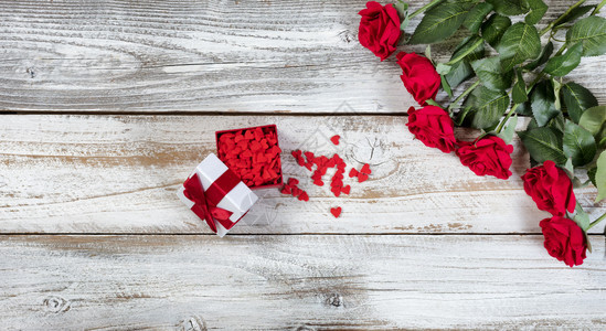 装满心形糖果和红玫瑰的礼品盒图片