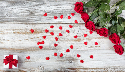 情人节红玫瑰配有礼物和装饰心的红玫瑰图片