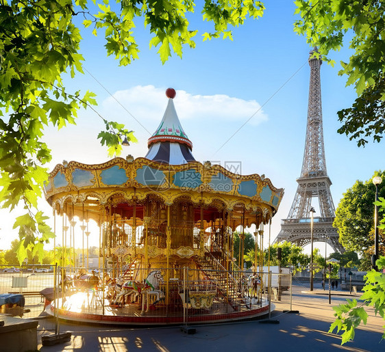 巴黎埃菲尔塔附近公园的Carousel图片