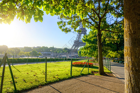 从法国巴黎的特罗卡德花园查看埃菲尔铁塔图片