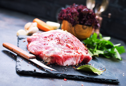 餐桌上加盐和香料的生肉图片