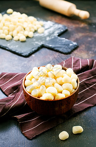 木碗里的椭圆形土豆图片素材