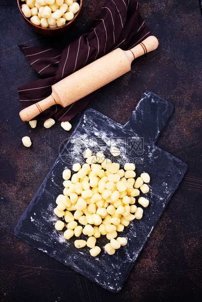 俯视图黑板岩上的椭圆形土豆