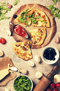 配有古石本底成分的蔬菜披萨配有奶酪蘑菇和鲁科拉的芝士披萨图片