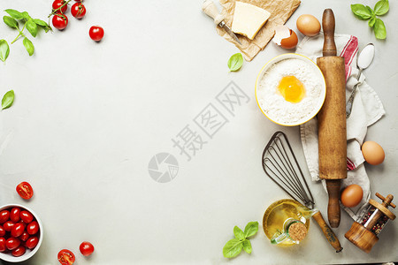 意大利菜Parmigiano番茄Basil橄榄油浮渣的新鲜食品成分以生锈背景图片