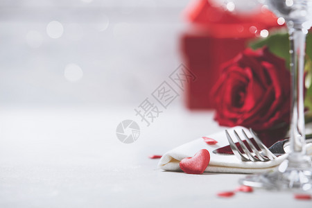 情人节sDay或浪漫的晚餐概念情人节或求婚背景关闭餐厅桌并设置浪漫的桌位复制空间图片