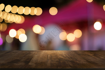 咖啡店的抽象模糊背景面前的空木板可以用于显示或装配产品上以显示产品图片