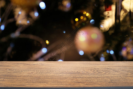 清空的木板桌顶和闪亮耀的光灯泡模糊夜间亮光新年庆典背景选择焦点用于蒙太奇产品显示xmas节的背景背景图片